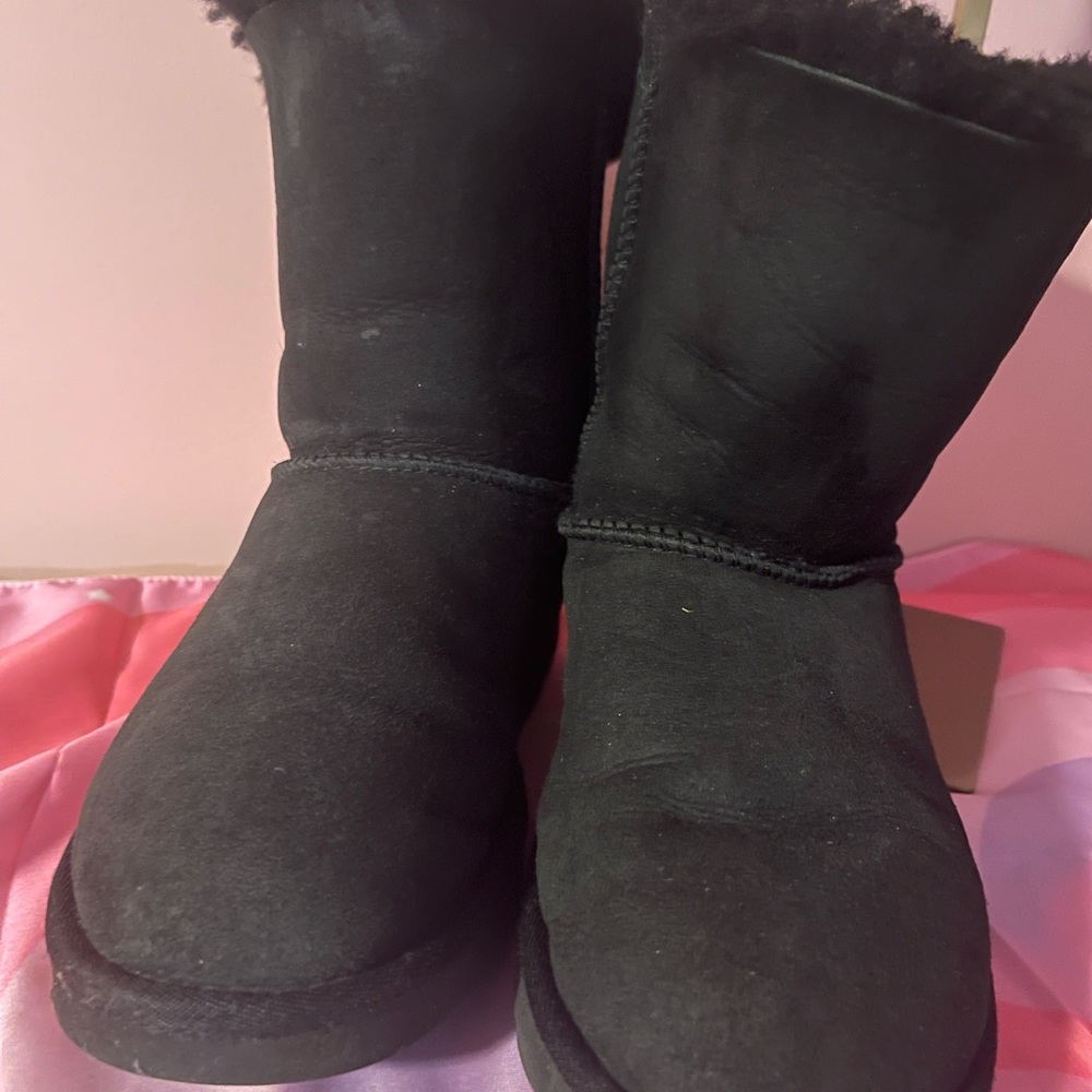Women Ugg boot old in good condition